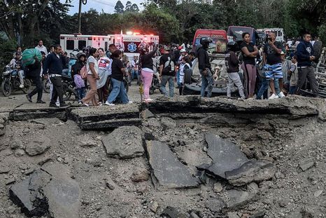 Un socavón provocado por la explosión. Un socavón provocado por la explosión.