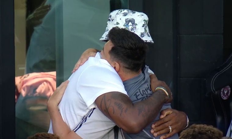 LeBron James abraza a Lionel Messi. Foto: Captura