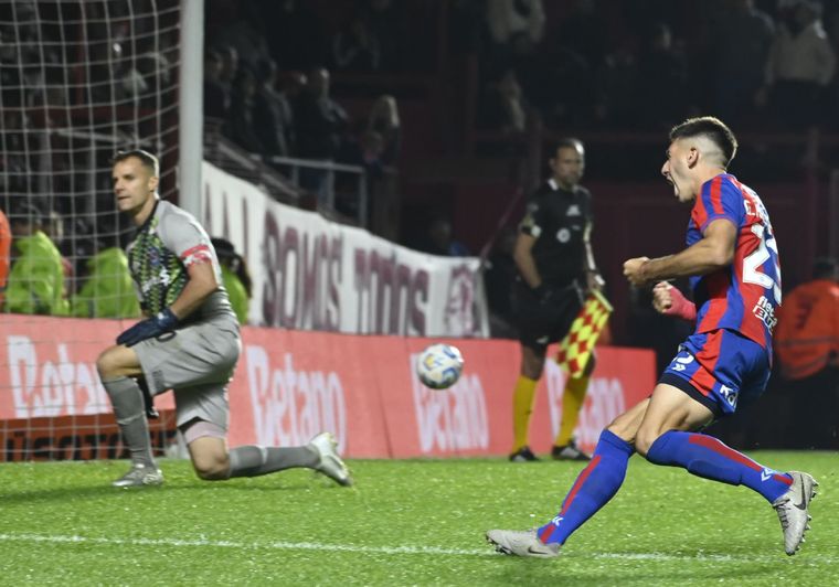 Gastón Hernández ya convirtió el último remate y sale a gritarlo con todo mientras sufre el Ruso Rodríguez. Foto: FotoBaires