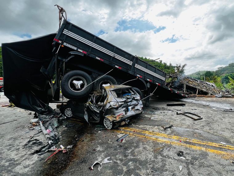 Hay al menos 38 muertos en el tremendo accidente. Foto: EFE