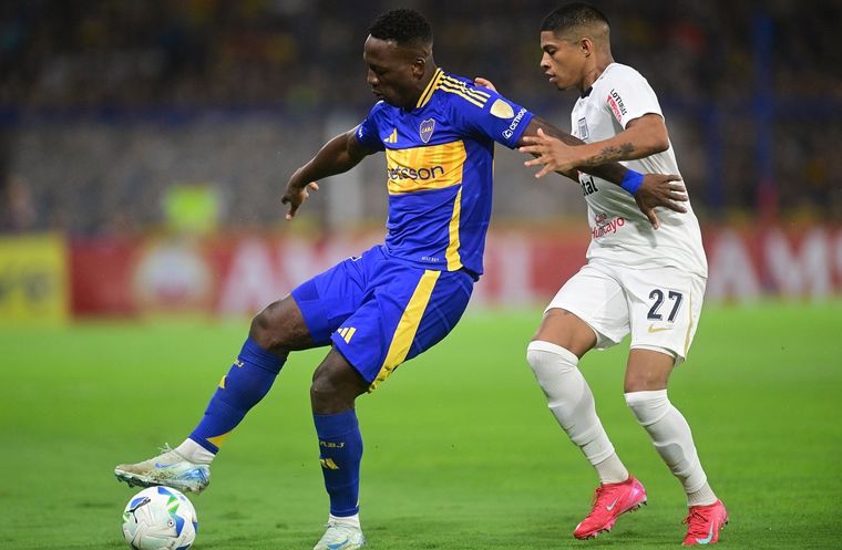 Advíncula durante el duelo entre Boca y Alianza Lima por fase previa de Libertadores. Advíncula durante el duelo entre Boca y Alianza Lima por fase previa de Libertadores.