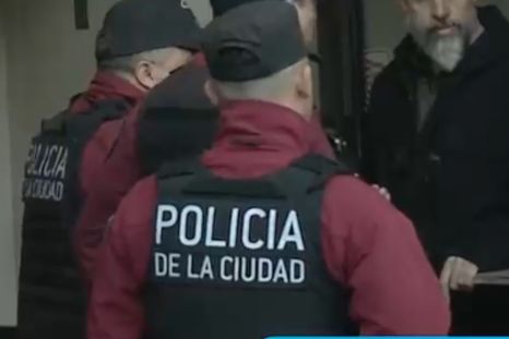 El revuelo judicial y mediático se intensificó en la puerta de la casa de la conductora de Telefe. El revuelo judicial y mediático se intensificó en la puerta de la casa de la conductora de Telefe.