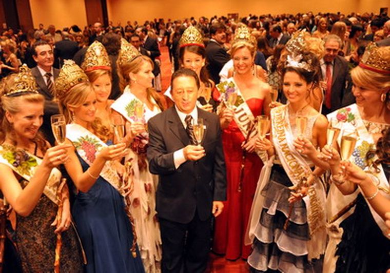 El gobernador brindó con todas las reinas departamentales. Foto: MDZ