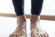 Hay una forma sencilla de saber qué tipo de pie tiene uno, según un especialista. Foto: Freepik