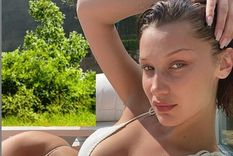 ¡sin piedad! bella hadid abrio su saco y mostro que no tenia nada abajo
