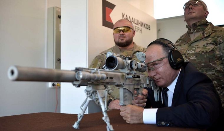 Vladimir Putin rifle Putin disparando con un rifle de francotirador. Foto: Reuters.