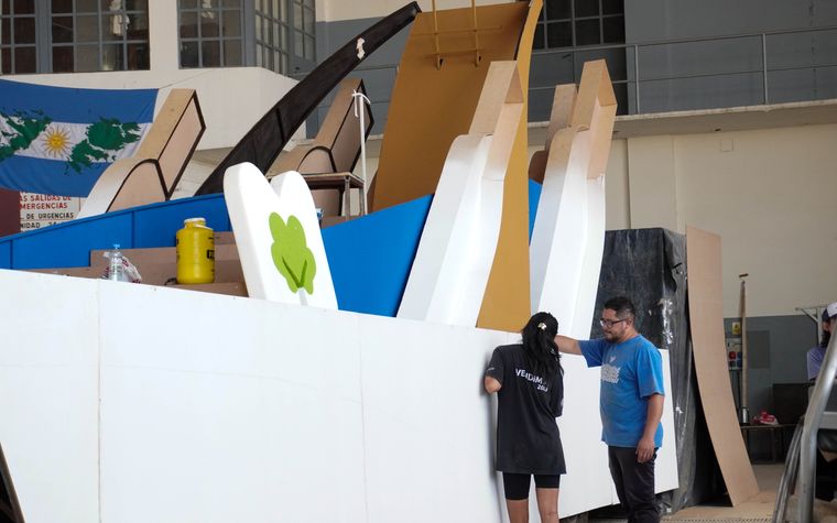 La creación de los carros comienza meses antes, cuando los diseñadores desarrollan la idea a transmitir. La creación de los carros comienza meses antes, cuando los diseñadores desarrollan la idea a transmitir.