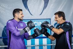 Racing le puso humor a los rumores de pelea: Costas y Arias, con los guantes en el gimnasio de boxeo del club.&nbsp;