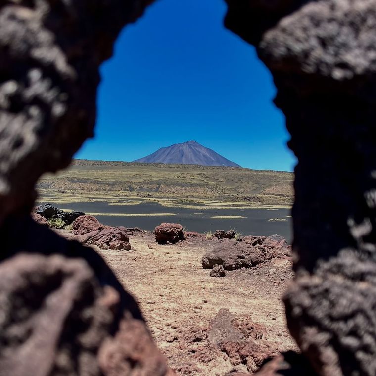 La Payunia queda a a 90 km. de la ciudad de Malargüe y cerca de 570 km de la ciudad de Mendoza. La Payunia queda a a 90 km. de la ciudad de Malargüe y cerca de 570 km de la ciudad de Mendoza.
