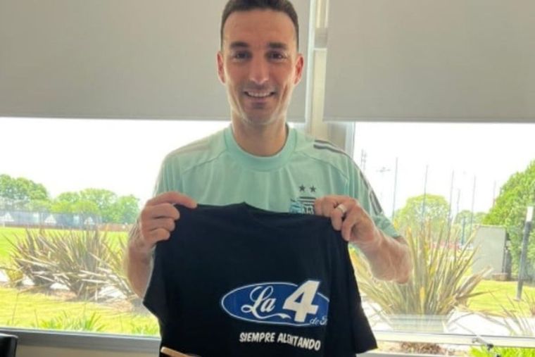Scaloni con la remera de la 4, la hinchada de Ford. Foto: Redes Sociales