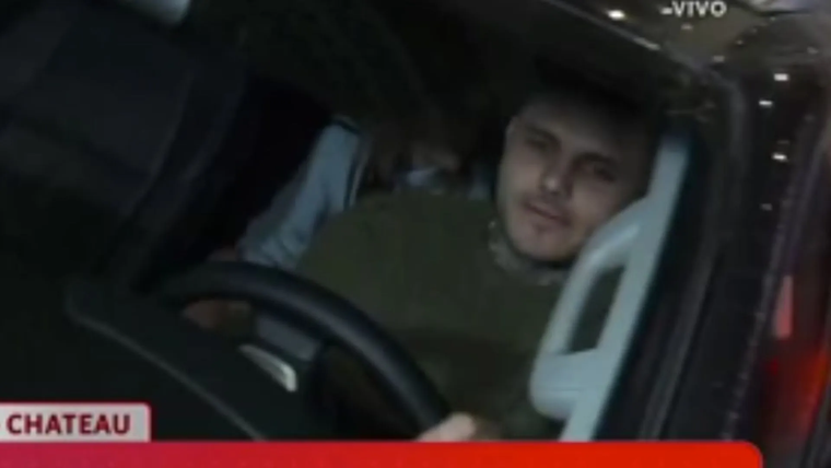 El delantero del Galatasaray escapando del Hotel Chateau. Créditos: Captura de pantalla / América TV El delantero del Galatasaray escapando del Hotel Chateau. Créditos: Captura de pantalla / América TV