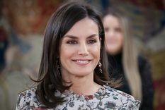 La actual reina consorte de España estudió en la Universidad Complutense de Madrid y allí obtuvo una Licenciatura en Ciencias de la Información. Foto: Hello Magazine! - https://www.hellomagazine.com/imagenes/fashion/royal-style/20220212133017/queen-letizia-massimo-dutti-floral-midi-dress/0-647-457/queen-letizia-floral-dress-t.jpg