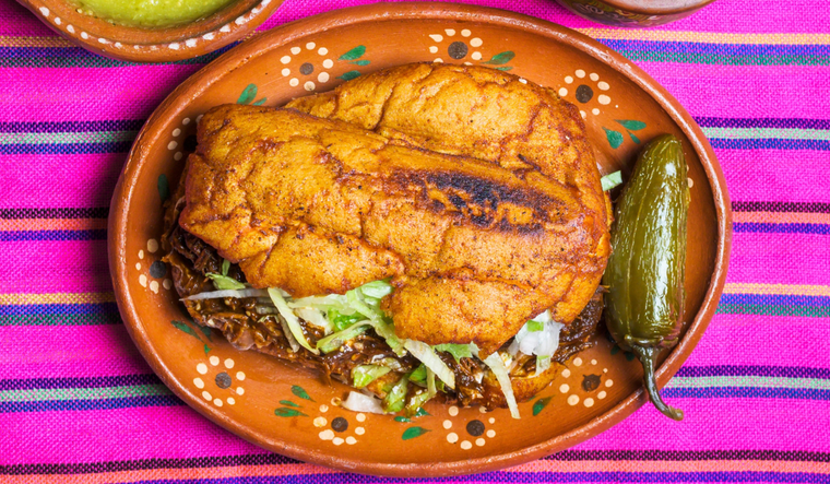 La receta original se distingue por bañar el pan en salsa de chile guajillo. La receta original se distingue por bañar el pan en salsa de chile guajillo.