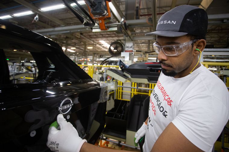 Empleado con nuevo Nissan Kicks Brasil