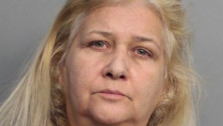 La mujer fingía ayudar a los animales pero dejaba que se comieran unos a otros