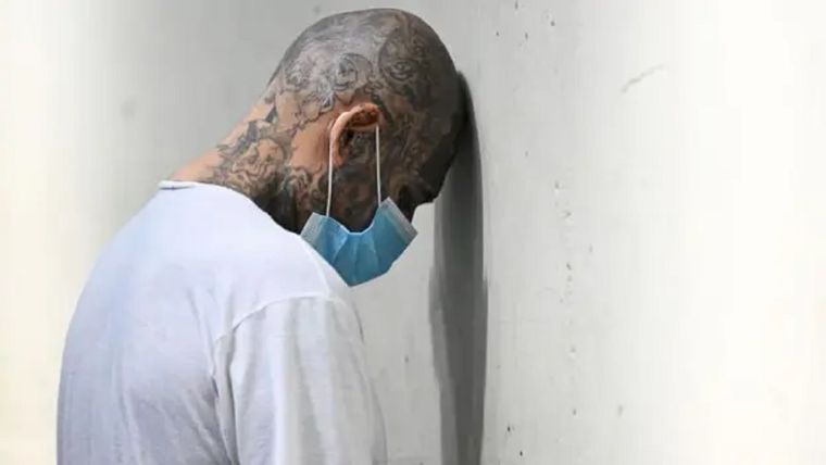 Más de 200 migrantes venezolanos fueron detenidos en El Salvador tras ser deportados desde EE.UU. (Imagen genérica sin relación con la persona nombrada en este artículo). Foto: BBC