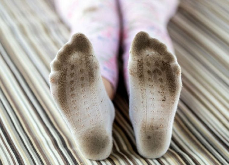 La felicidad que produce cambiar sin zapatos se va rápidamente cuando debes lavar las medias. Foto: iStock