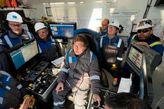 El presidente Javier Milei en una sala de comando en Vaca Muerta, con el ya clásico mameluco de YPF, la petrolera que lidera las perforaciones y contribuyó a dar vuelta la balanza energética en medio de la guerra en Medio Oriente.&nbsp;