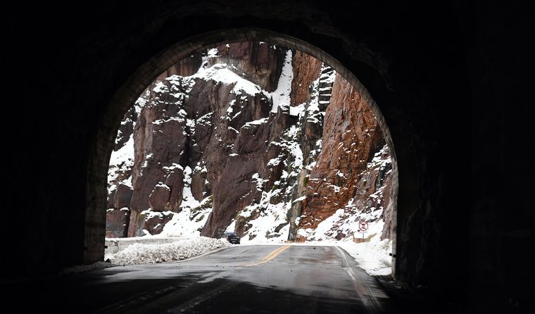 Siguen las fuertes nevadas en cordillera y el paso a Chile permanecerá cerrado hasta nuevo aviso. 