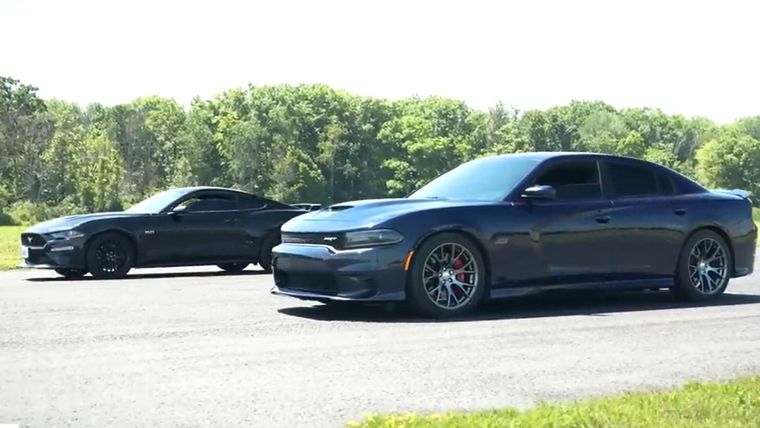 Ford Mustang vs Dodge Charger Foto: Sam CarLegion