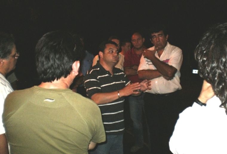 El ministro Carlos Aranda salió de su casa y dialogó con los choferes. Foto: MDZ
