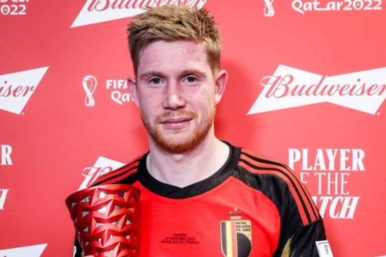 Kevin De Bruyne posó con su premio al mejor jugador del partido entre Bélgica y Canadá. Foto: FIFA