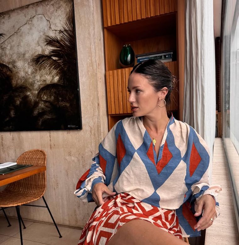 La modelo apostó por un conjunto con estampas geométricas, blusa amplia y falda cruzada durante su descanso en Brasil. La modelo apostó por un conjunto con estampas geométricas, blusa amplia y falda cruzada durante su descanso en Brasil.