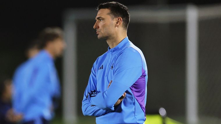 Scaloni piensa en el once que buscará ganar el Mundial. Foto: EFE