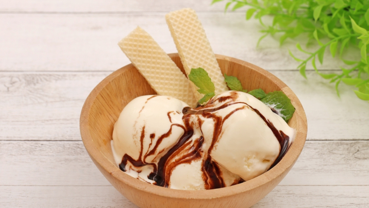 Para golosos de verdad: receta de helado con salsa de chocolate.