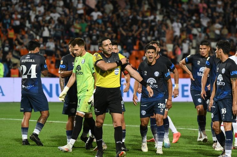 Se dieron a conocer las sanciones tras los incidentes entre la Lepra y River. Foto: Alfredo Ponce / MDZ