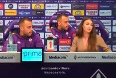 El desubicado gesto de Arthur Cabral con la jefa de prensa de la Fiorentina, en su conferencia de prensa de presentación en el club italiano. Capturas: Twitter.