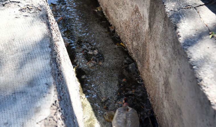 Una pérdida cloacal en Guaymallén no fue reparada y los vecinos aseguran que la situación empeoró, con líquidos contaminados frente a sus casas.