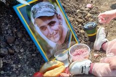 En la foto difundida por el gobierno de Ucrania, una niña celebra su cumpleaños en la tumba de su padre, militar del #EjércitoUA que murió en acción. Foto: Twitter - Ministerio de Defensa de Ucrania