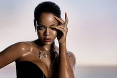 Foto: https://www.infobae.com/tendencias/estilos/2017/04/18/las-exclusiva-coleccion-de-joyas-con-el-sello-de-rihanna/