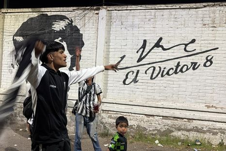 Los hinchas de Gimnasia festejan. El máximo ídolo sonríe desde el cielo. Los hinchas de Gimnasia festejan. El máximo ídolo sonríe desde el cielo.