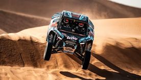 Nicolás Cavigliasso y Valentina Pertegarini celebraron una victoria clave en la 11ª etapa del Dakar. Nicolás Cavigliasso y Valentina Pertegarini celebraron una victoria clave en la 11ª etapa del Dakar.