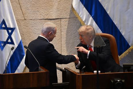 Donald Trump en el Knéset junto a Benjamín Netanyahu. Donald Trump en el Knéset junto a Benjamín Netanyahu.