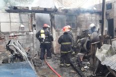 No quedó nada Los bomberos lograron apagar el incendio y protegieron las casas aledañas, pero hubo grandes pérdidas. Foto: Bomberos Voluntarios de Las Heras.