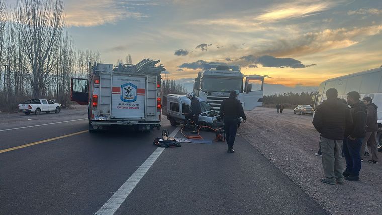 Bomberos trabajando en la escena del accidente. 