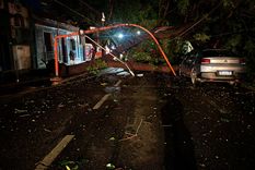 la tormenta dejo calles anegadas, arboles caidos y cortes en la ciudad de mendoza
