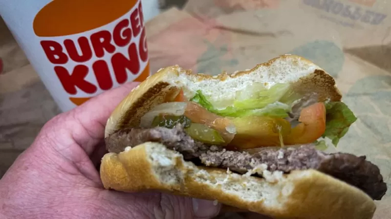La demanda asegura que las hamburguesas que sirve Burger King no son iguales a las que ofrece en su publicidad. Foto: GETTY IMAGES