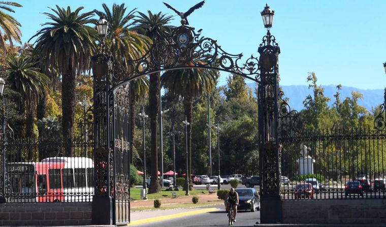 El asalto fue perpetrado frente a los Portones del Parque General San Martín.&nbsp;