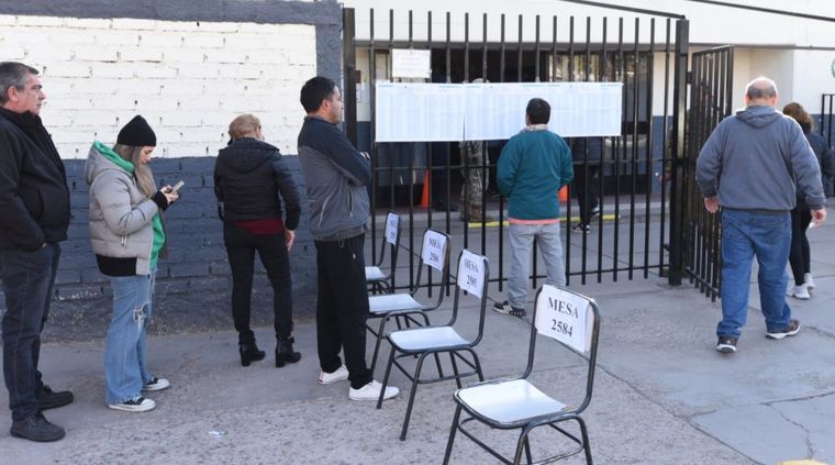 Qué pasará con el dólar blue y la inflación después de las PASO Foto: Maximiliano Ríos / MDZ