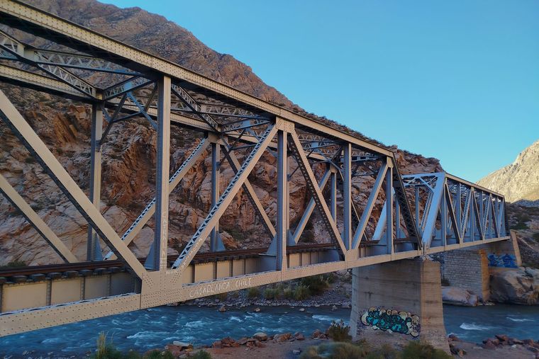 Este trekking de montaña se inicia atravesando un peligroso puente sobre el río Mendoza. Foto Ulises Naranjo Este trekking de montaña se inicia atravesando un peligroso puente sobre el río Mendoza. Foto Ulises Naranjo