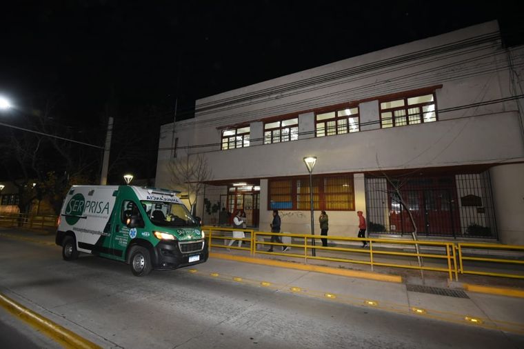 La escuela Guillermo Cano en horas de la noche de este jueves, donde 24 chicos resultaron intoxicados por una fuga. Foto: Maximiliano Ríos / MDZ