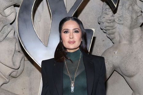 Foto: https://www.msn.com/es-mx/noticias/others/salma-hayek-luce-incre%C3%ADble-con-un-vestido-transparente-y-botas-de-plataforma/ar-AA183YWZ