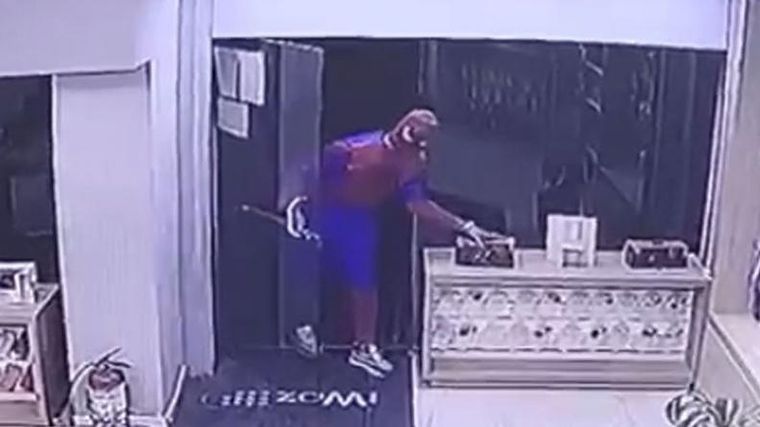 El robo quedó grabado por las cámaras de seguridad