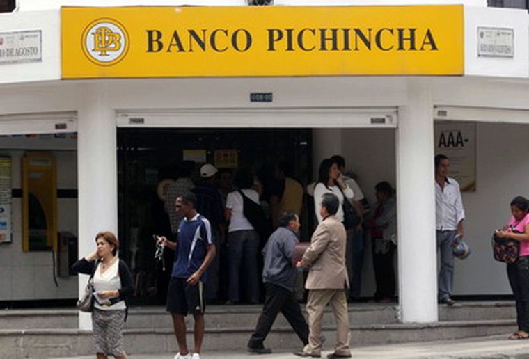 Los ecuatorianos corrieron a sacar sus depósitos de los bancos. Foto: EFE
