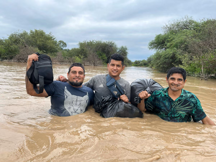El hombre y sus amigos se hicieron virales por alentar a los vecinos ante la difícil situación Foto: Facebook Tincho Herrera
