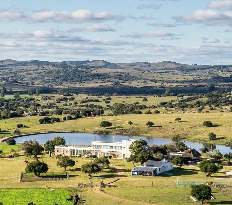 Pueblo Edén se encuentra a 40 km al norte de Punta del Este Foto: IG @estanciaavefenix